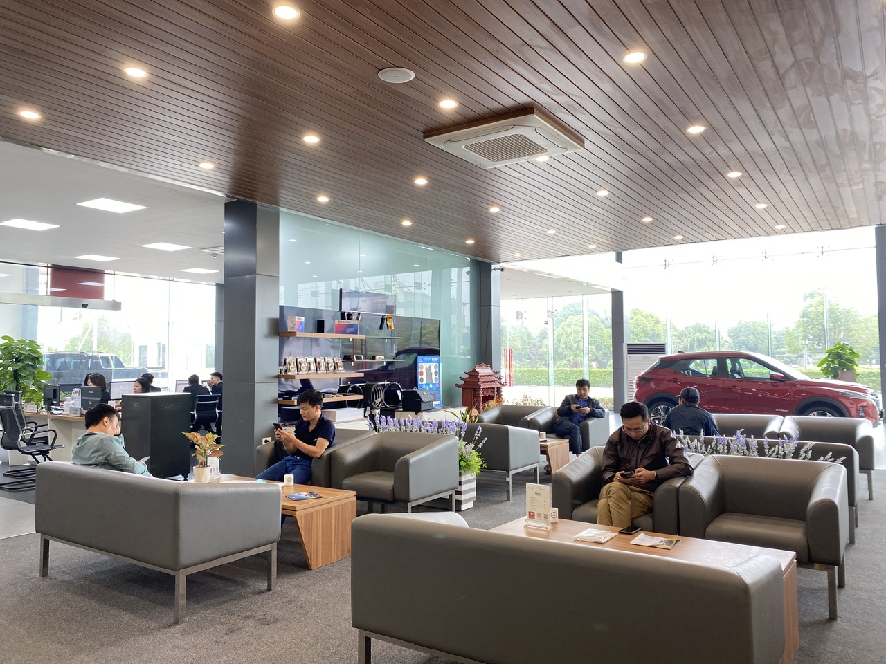 Khu vực Coffee & Drink khách hàng ngồi chờ làm dịch vụ ô tô